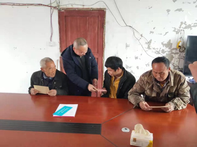 关爱老人，  爱心帮扶送温暖