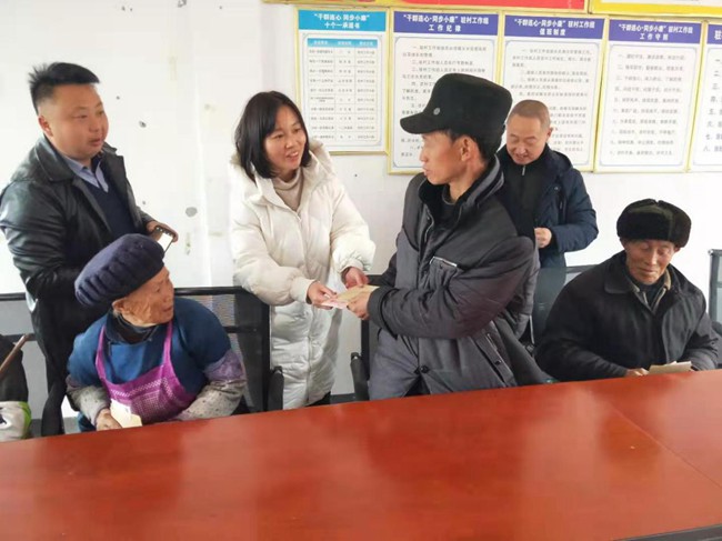 关爱老人，  爱心帮扶送温暖