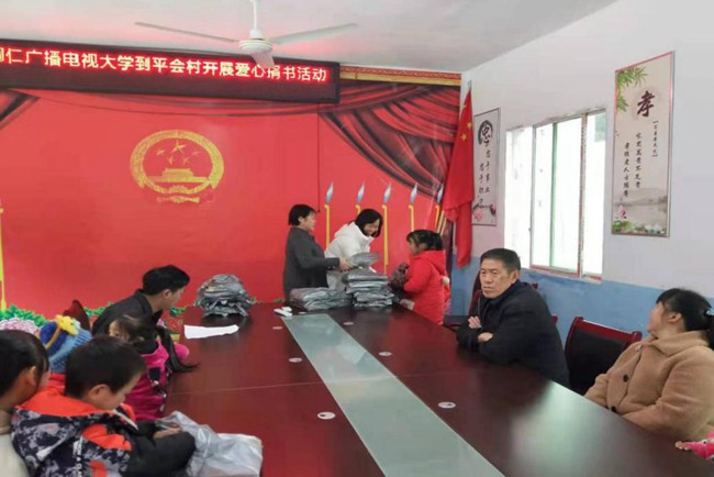 用心点希望，用爱播人间；送出一本书，成就一个梦