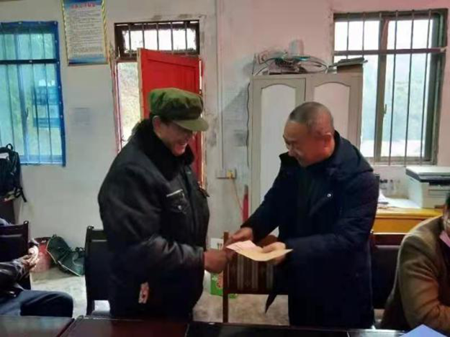 铜仁电大到育才等社区开展安全教育暨法规政策宣讲