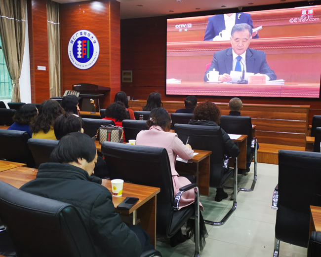 铜仁广播电视大学集中收看全国脱贫攻坚总结表彰大会现场直播