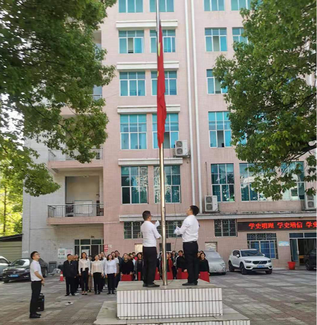 铜仁广播电视大学组织师生举行升国旗仪式