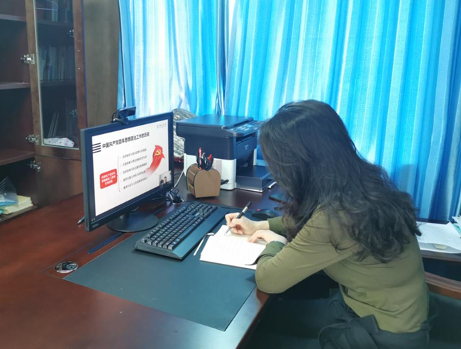 师生同上“四史”思政大课