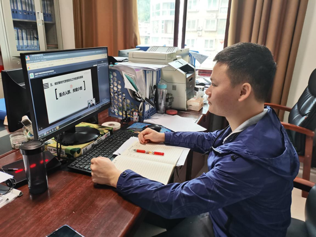 师生同上“四史”思政大课