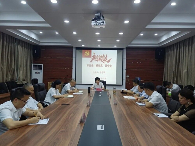 市教育工委副书记佘小华到铜仁广播电视大学上专题党课