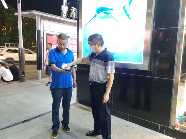 【我为群众办实事】铜仁电大党委书记陈荣强带头进社区助力疫情防控