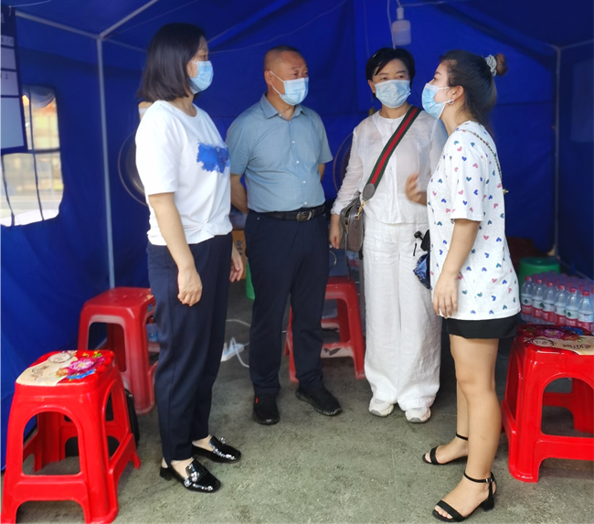 【我为群众办实事】铜仁电大党委书记陈荣强带头进社区助力疫情防控