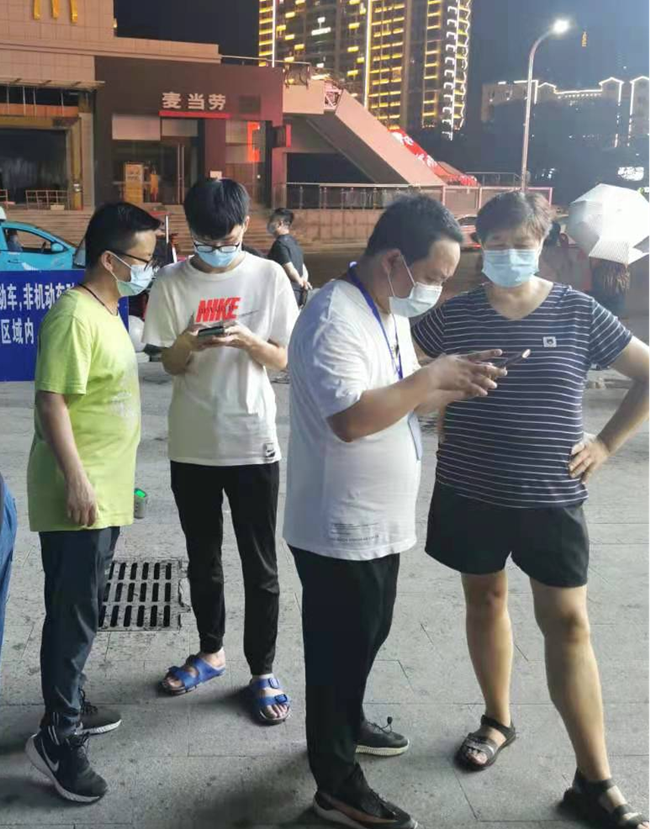 【我为群众办实事】铜仁电大党委书记陈荣强带头进社区助力疫情防控