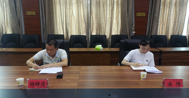 铜仁广播电视大学党委理论学习中心组开展专题学习研讨会