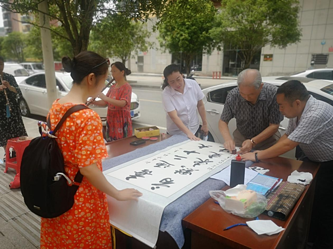 创新思路谋发展  深入社区抓宣传