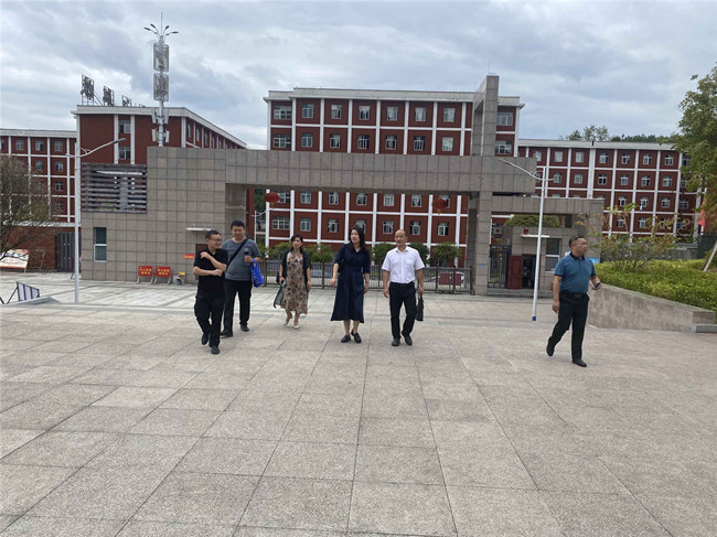 深入基层督办学  广纳意见促迎评