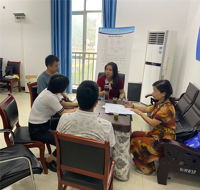 深入基层督办学  广纳意见促迎评