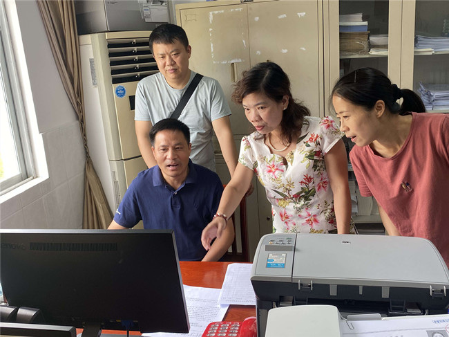 深入基层督办学  广纳意见促迎评