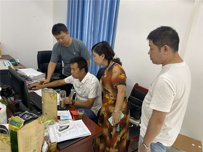 深入基层督办学  广纳意见促迎评