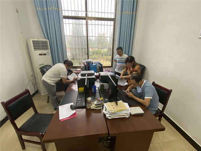 深入基层督办学  广纳意见促迎评