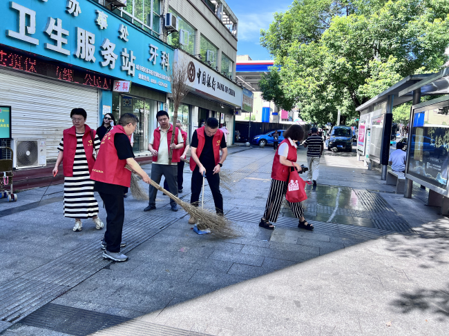 清洁家园 党员先行