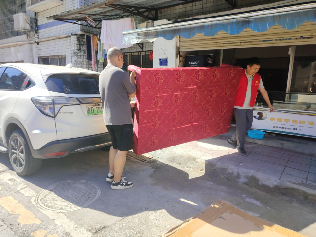 清洁家园 党员先行