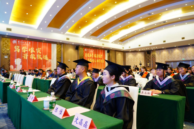 笃学终身担使命，笃行致远献社会