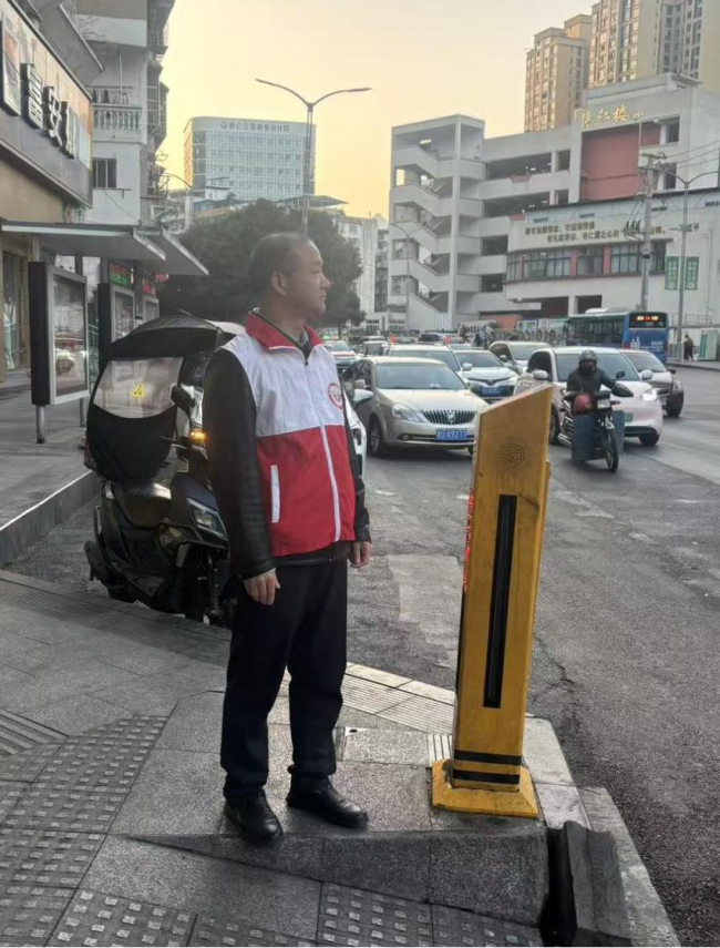 碧江早高峰，这道“志愿红”风景线真靓！