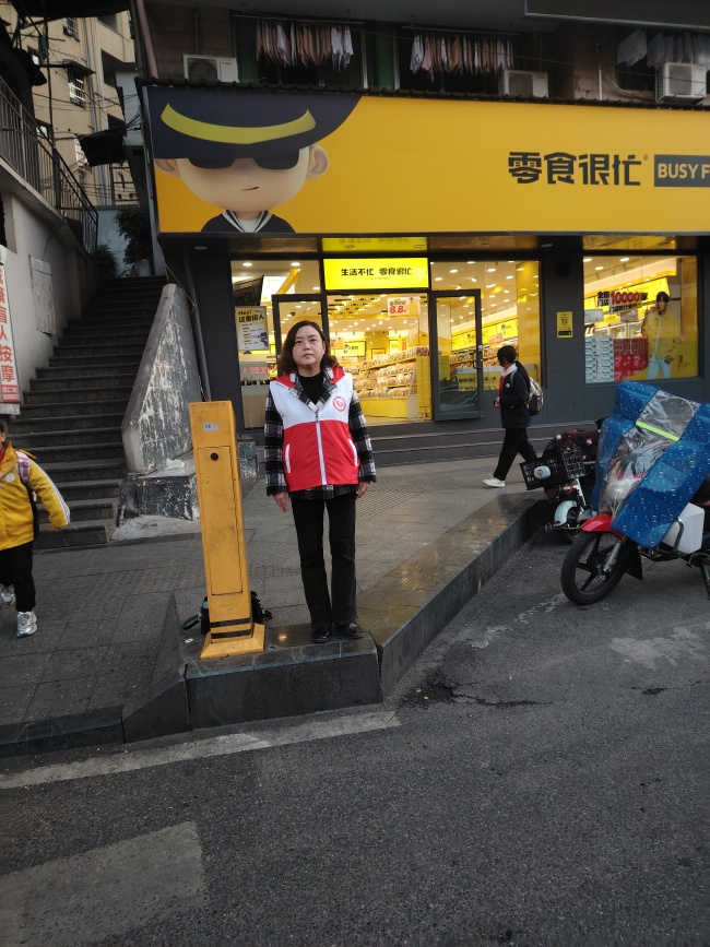 碧江早高峰，这道“志愿红”风景线真靓！