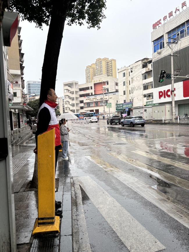 碧江早高峰，这道“志愿红”风景线真靓！
