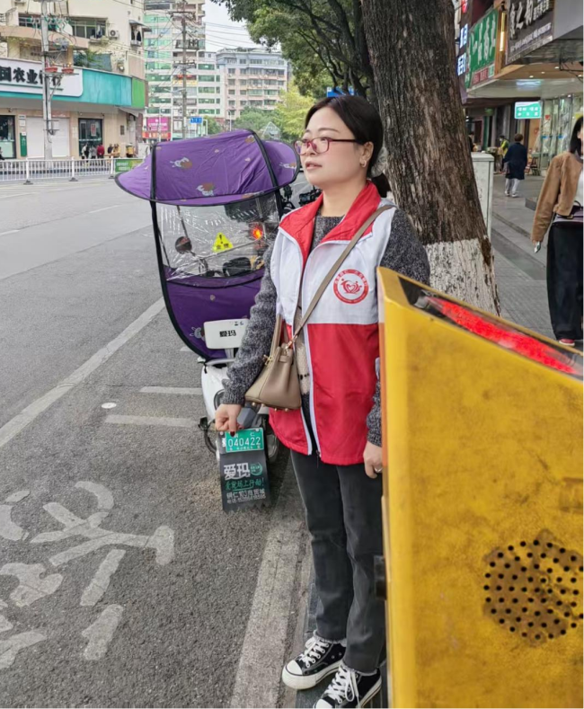 碧江早高峰，这道“志愿红”风景线真靓！